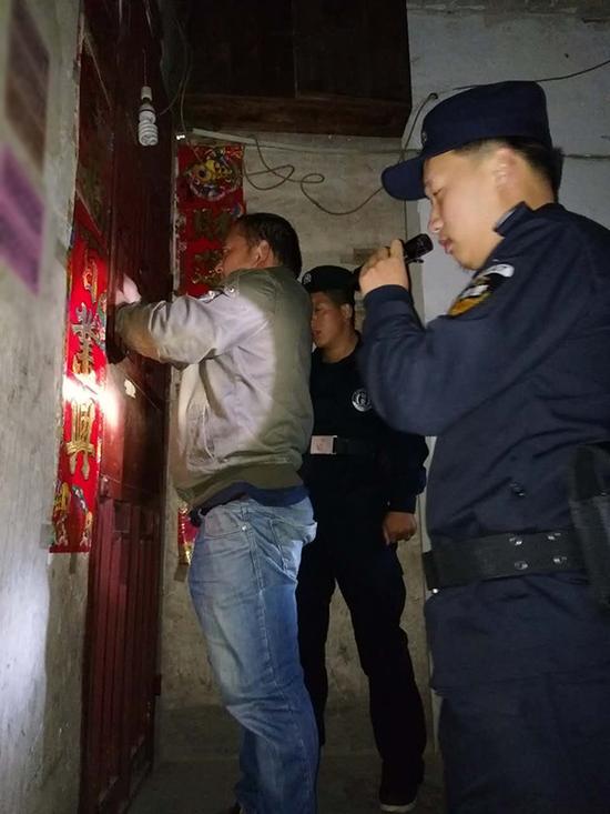 台湾粗心妈妈误将幼女锁家中 民警全城寻开锁师傅开门